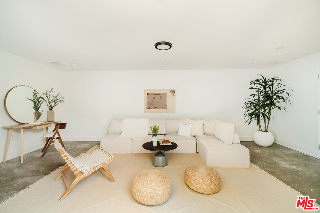 3323 S Beverly Dr