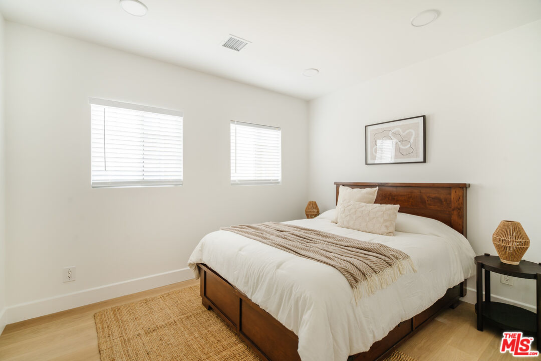 3323 S Beverly Dr