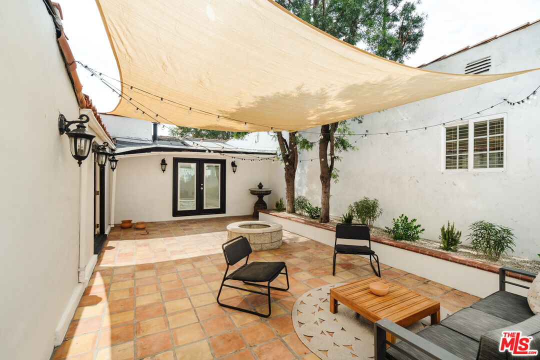 3323 S Beverly Dr