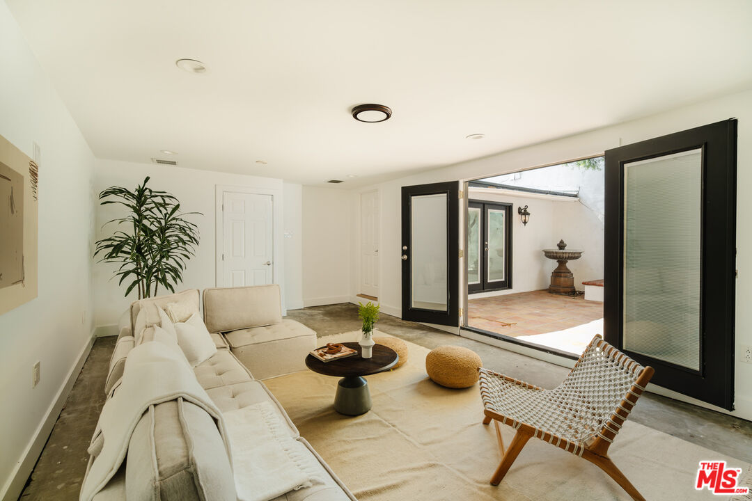 3323 S Beverly Dr