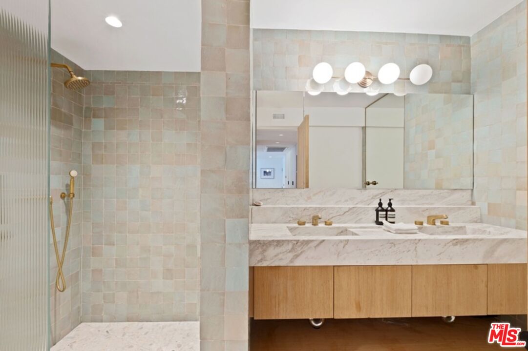 8787 Shoreham Dr Unit: 1001