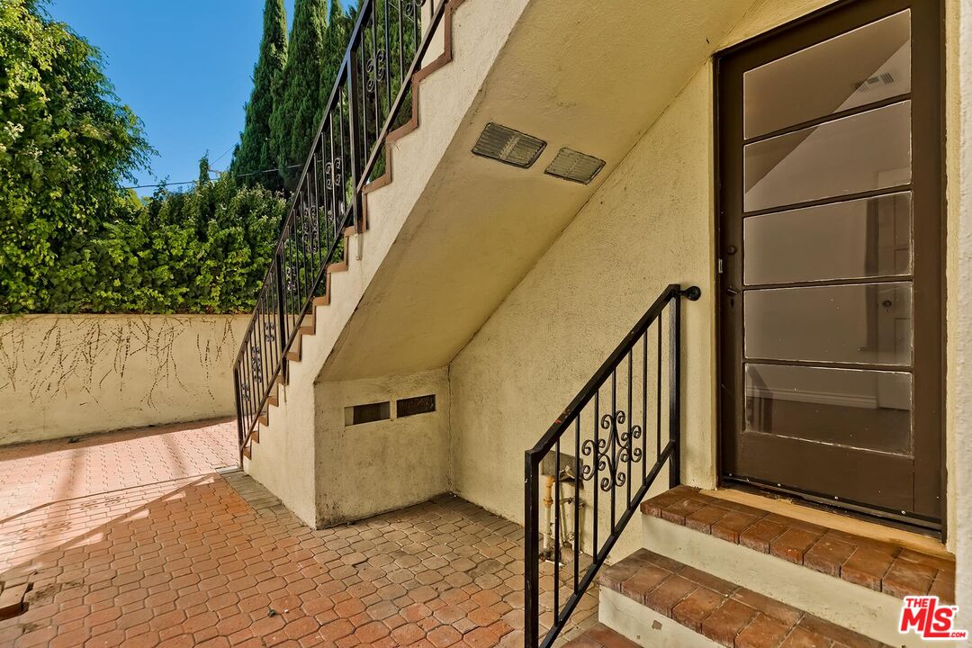 127 N Doheny Dr