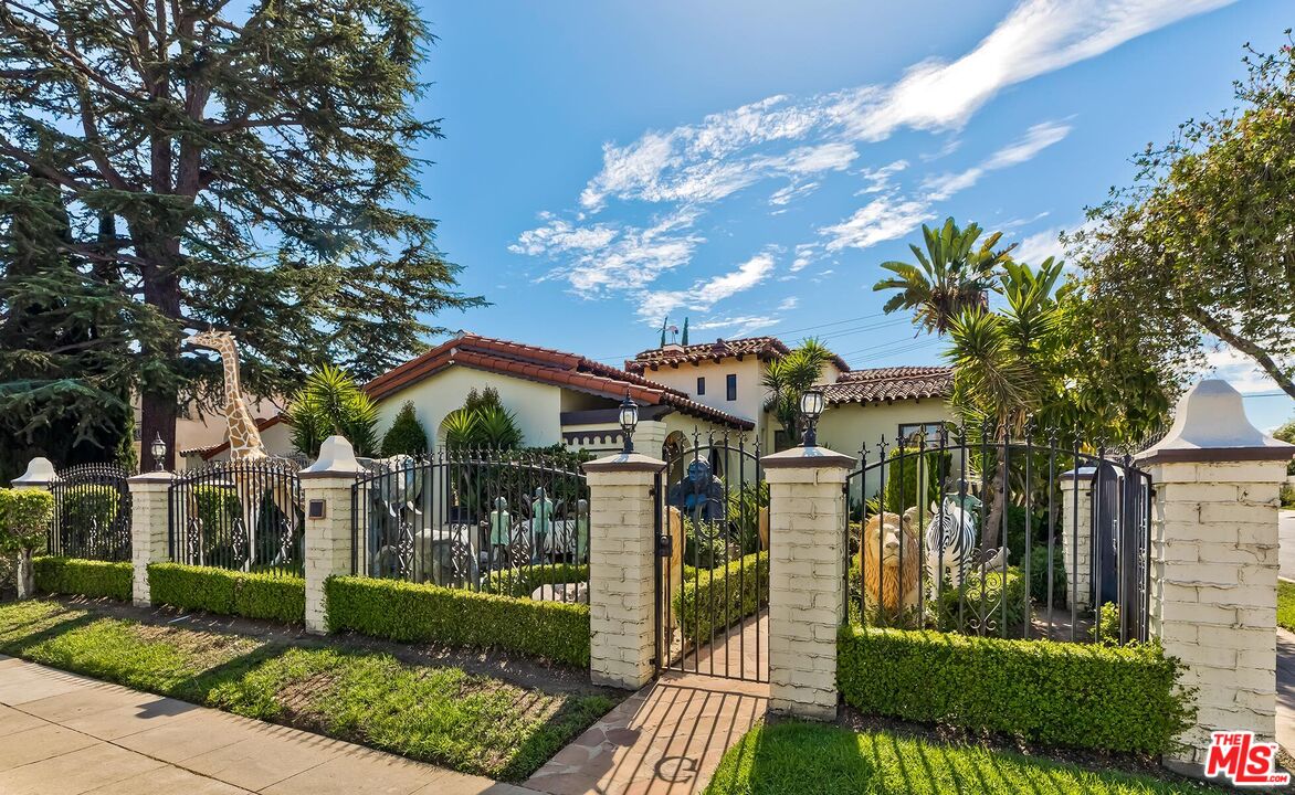 127 N Doheny Dr