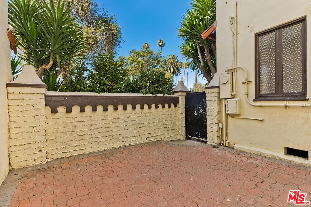 127 N Doheny Dr