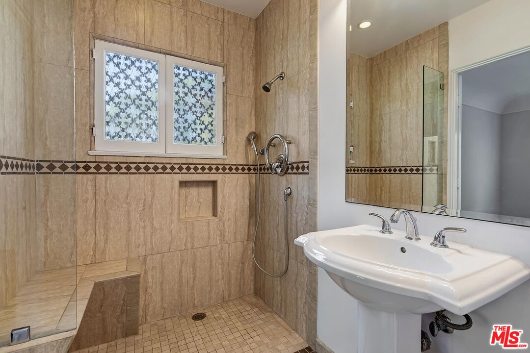 127 N Doheny Dr