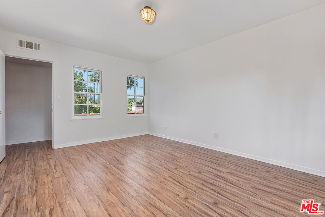 127 N Doheny Dr