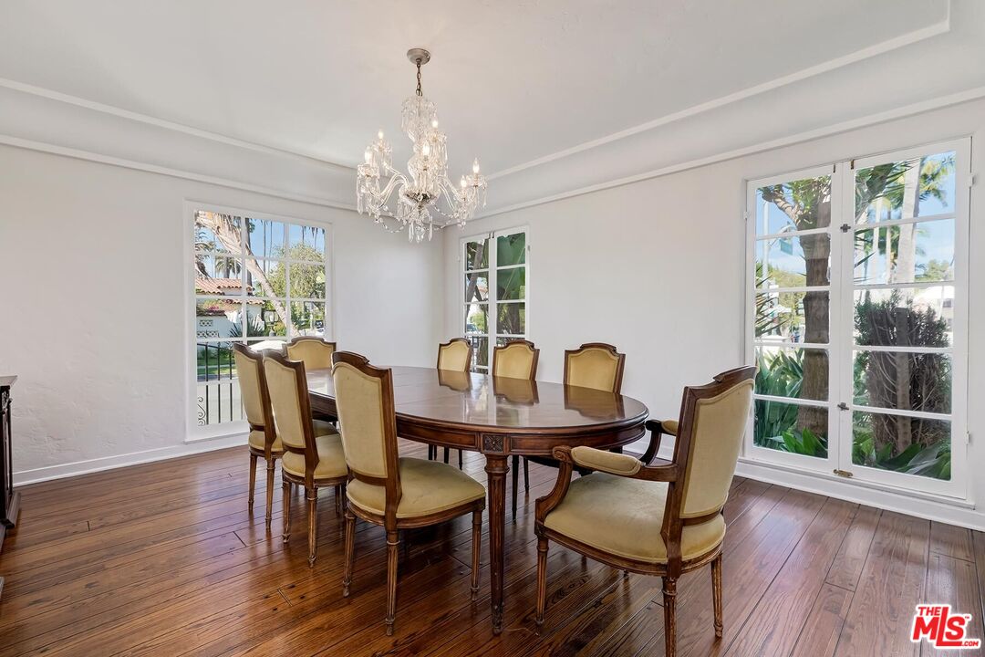 127 N Doheny Dr