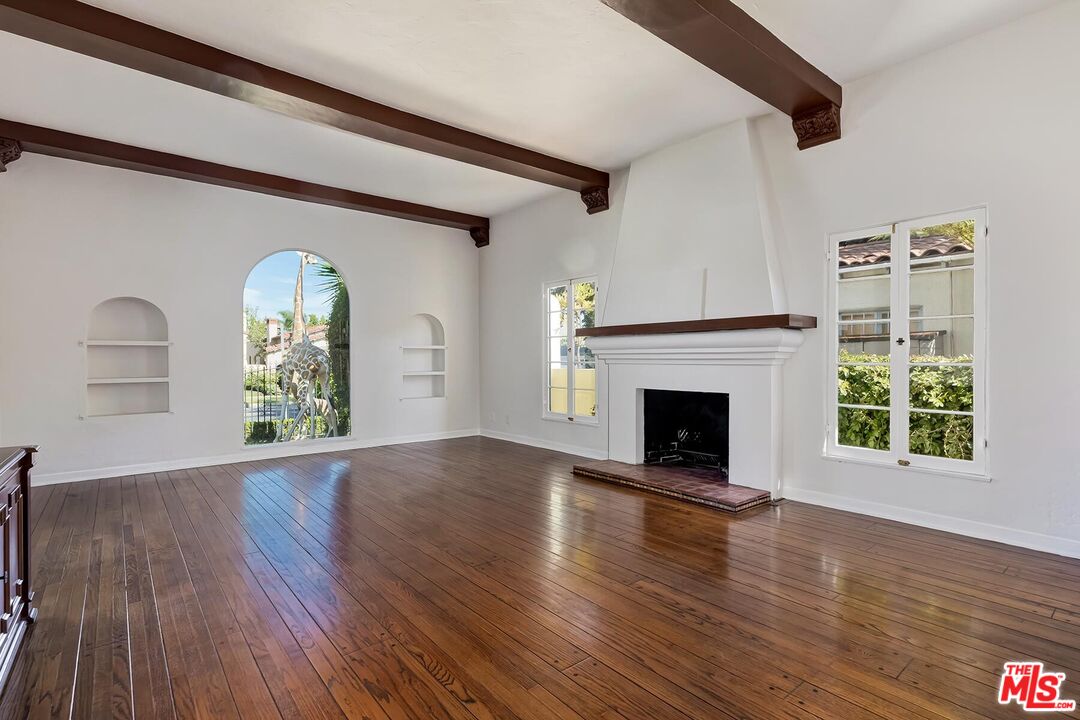 127 N Doheny Dr