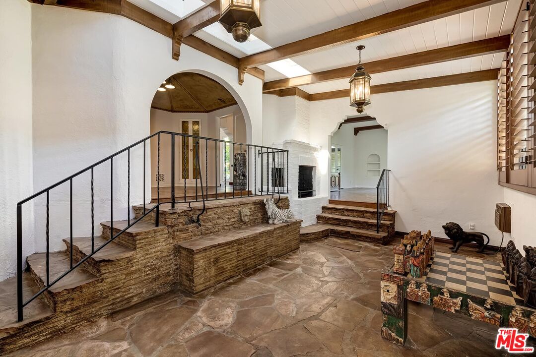 127 N Doheny Dr