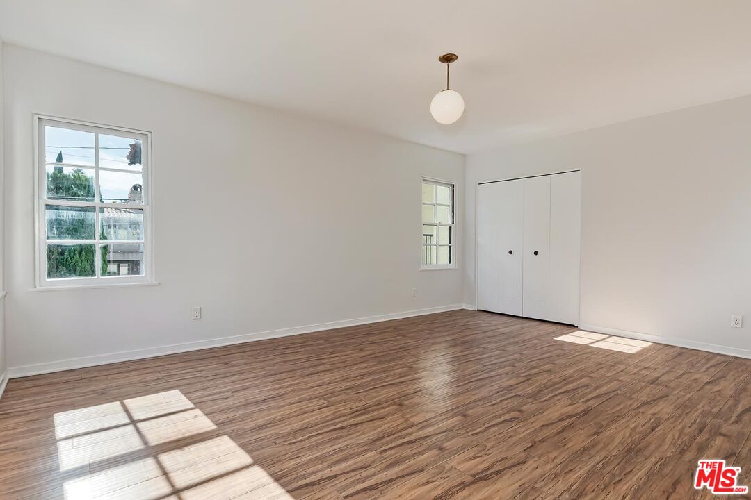 127 N Doheny Dr