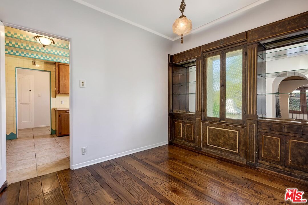 127 N Doheny Dr