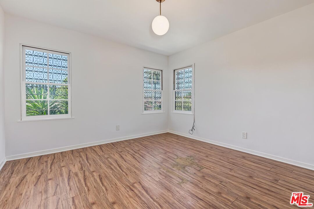 127 N Doheny Dr
