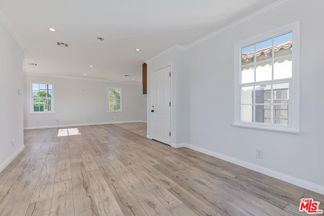 127 N Doheny Dr
