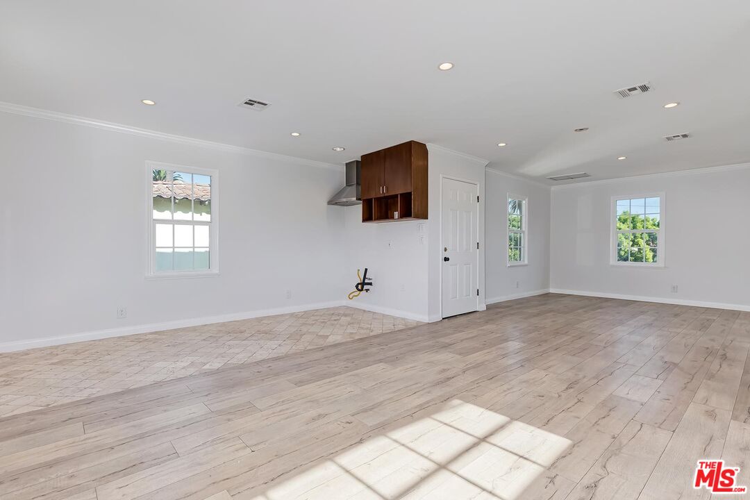 127 N Doheny Dr