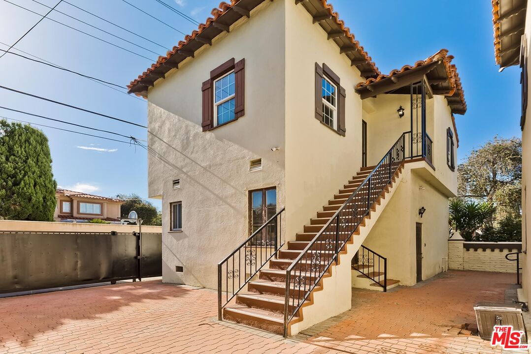 127 N Doheny Dr