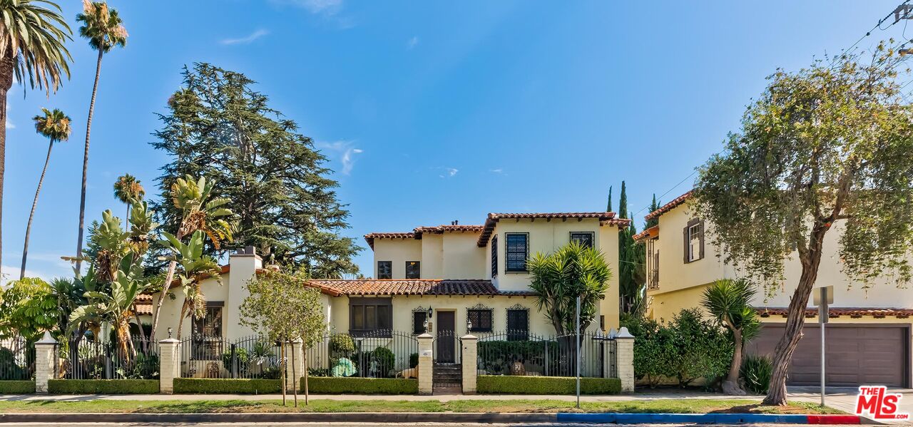 127 N Doheny Dr