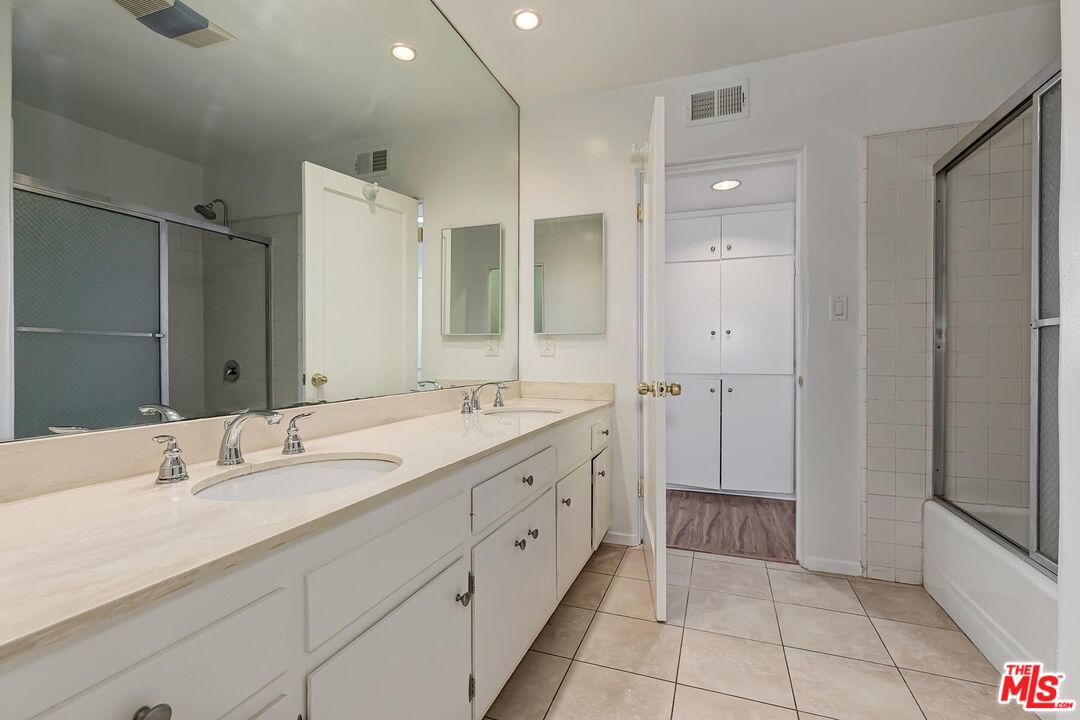 127 N Doheny Dr