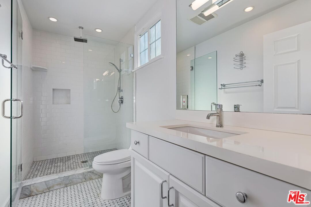 127 N Doheny Dr