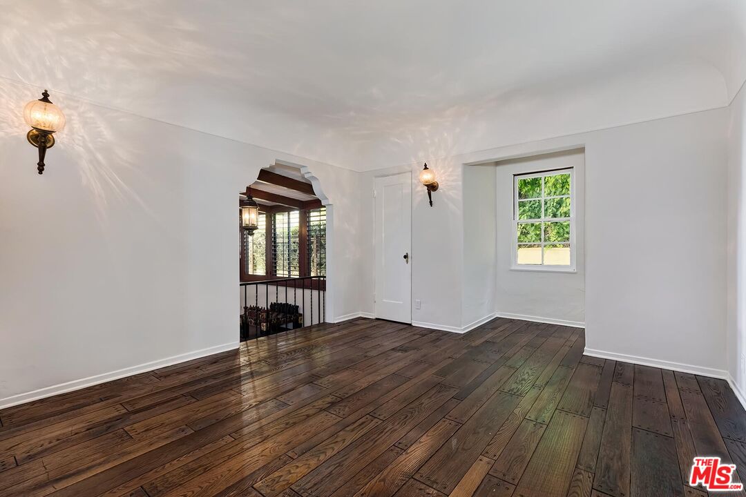 127 N Doheny Dr