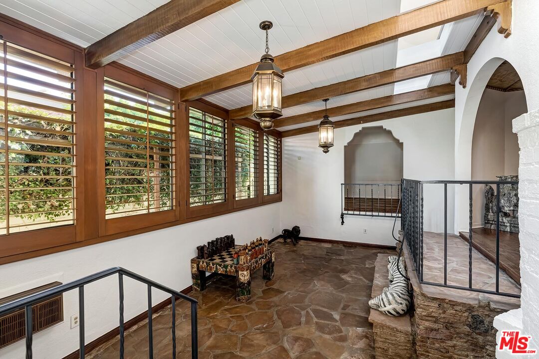 127 N Doheny Dr
