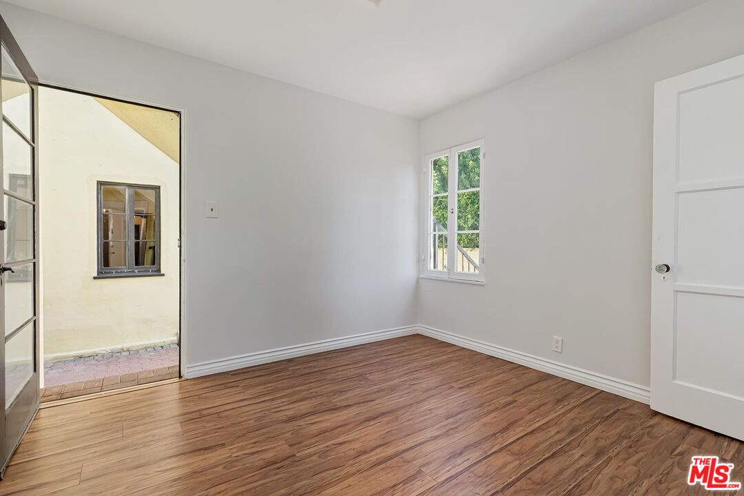 127 N Doheny Dr