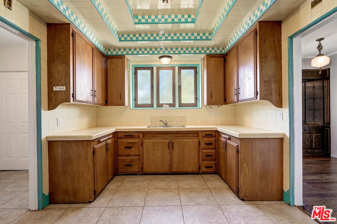 127 N Doheny Dr