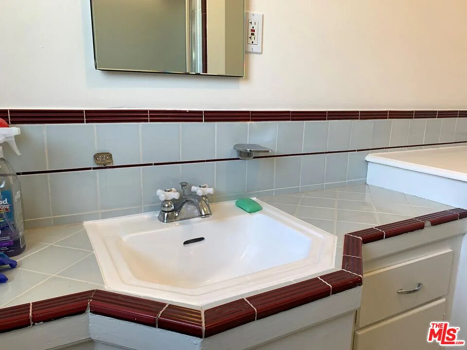 1235 N Crescent Heights Blvd Unit: 2