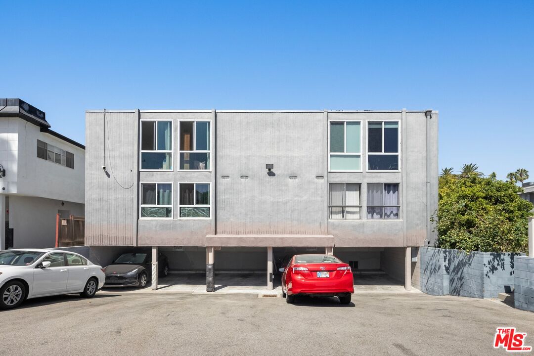 8638 Cashio St