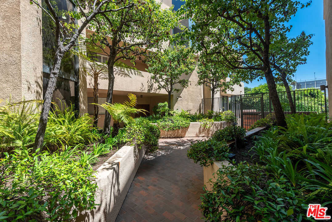930 N Wetherly Dr Unit: 204