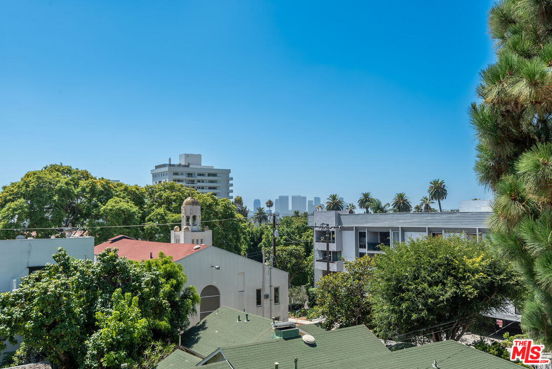 930 N Wetherly Dr Unit: 204