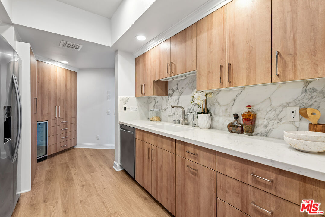 930 N Wetherly Dr Unit: 204