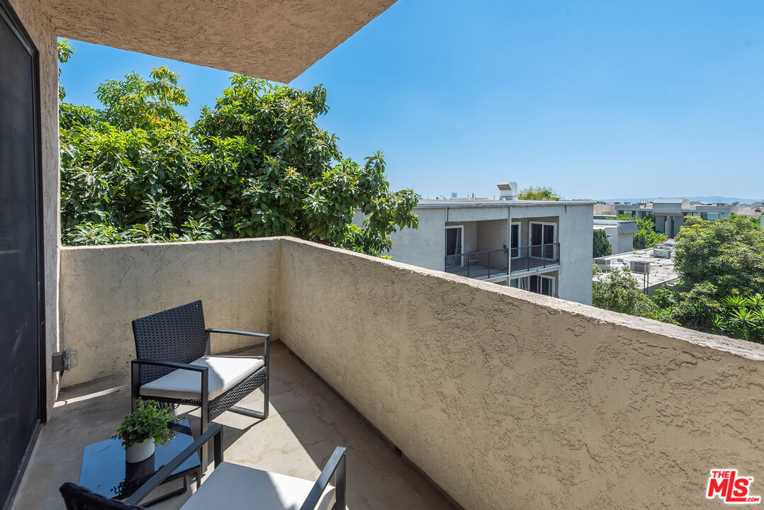 930 N Wetherly Dr Unit: 204