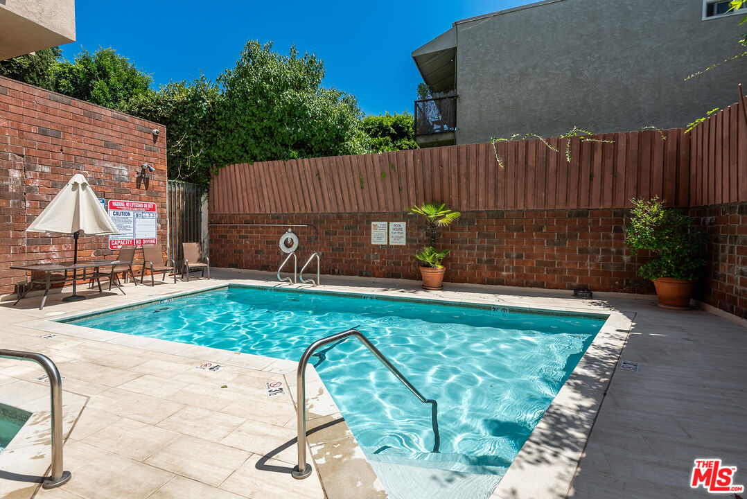 930 N Wetherly Dr Unit: 204