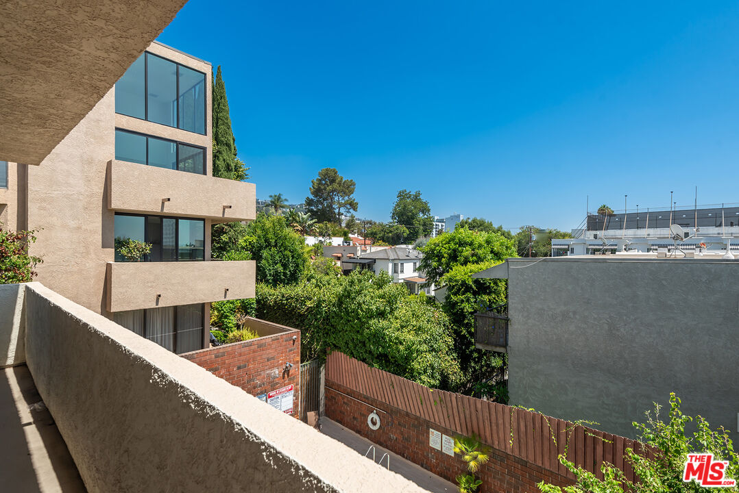 930 N Wetherly Dr Unit: 204