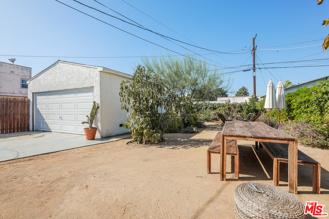1925 Carmona Ave