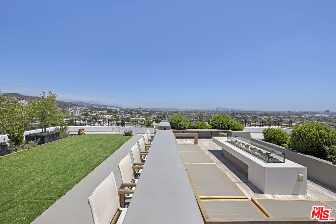 1100 Alta Loma Rd Unit: 701