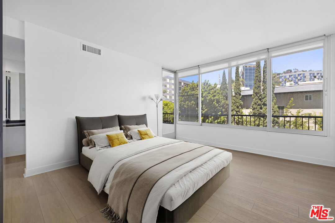 1100 Alta Loma Rd Unit: 701