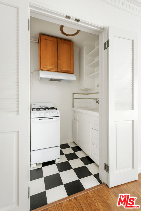 156 N Sycamore Ave Unit: 1