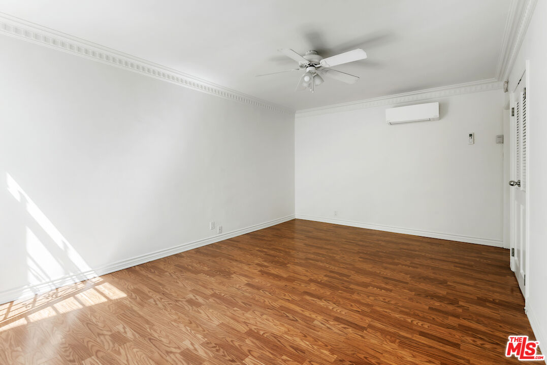 156 N Sycamore Ave Unit: 1
