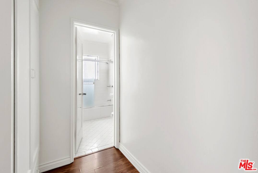 156 N Sycamore Ave Unit: 1