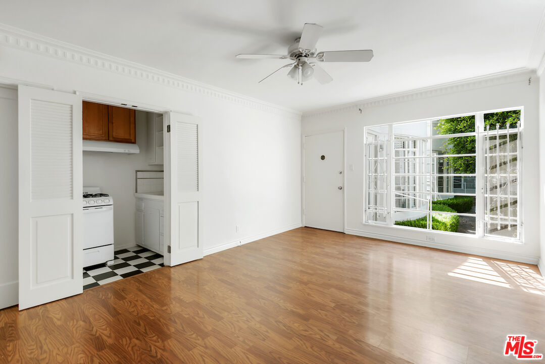 156 N Sycamore Ave Unit: 1