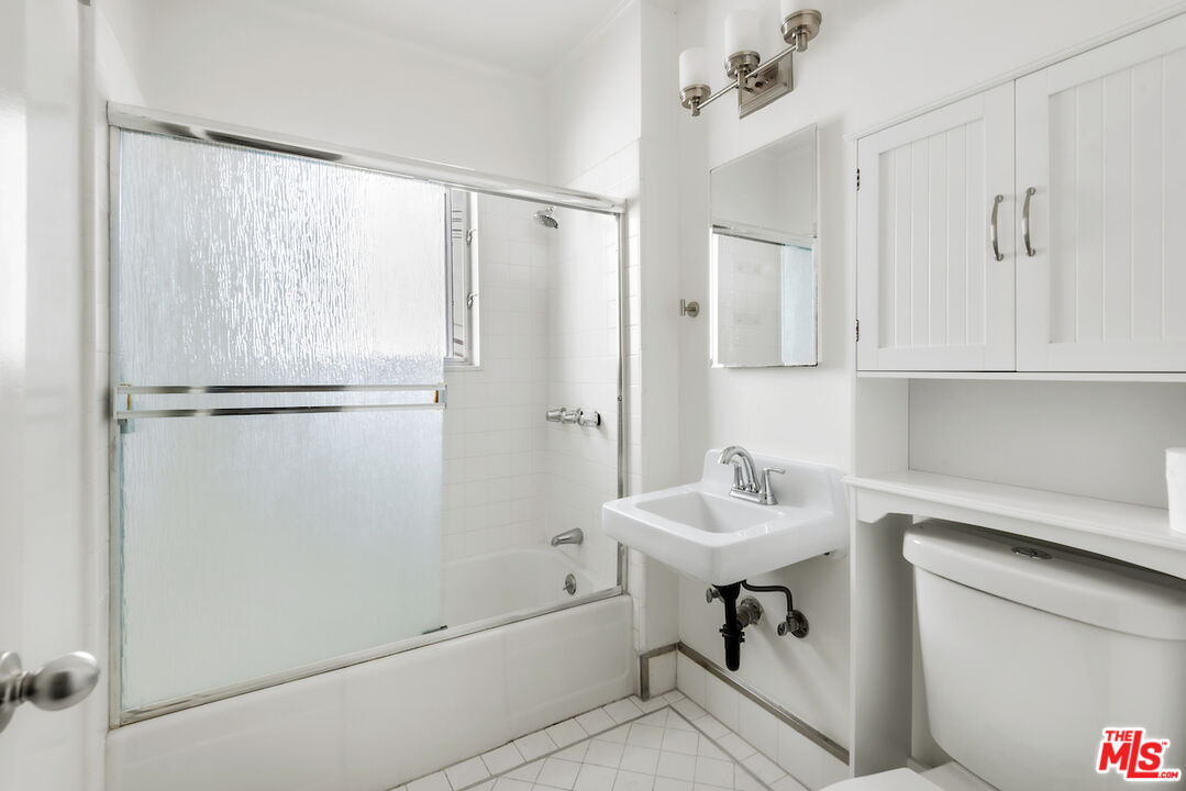 156 N Sycamore Ave Unit: 1