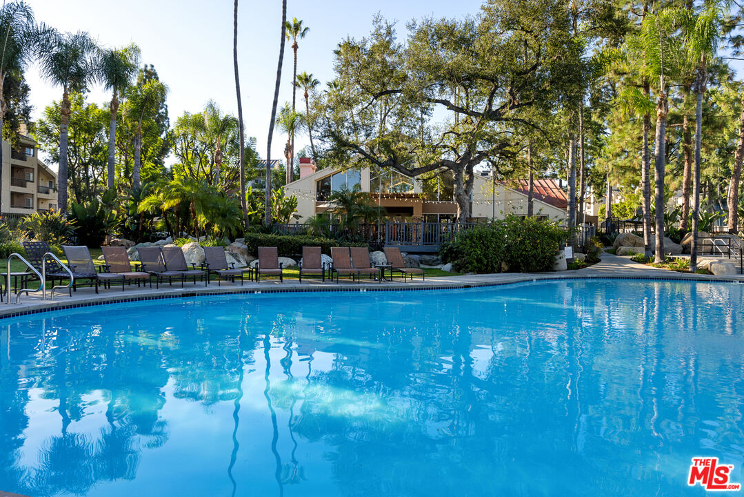 5535 Canoga Ave Unit: 208
