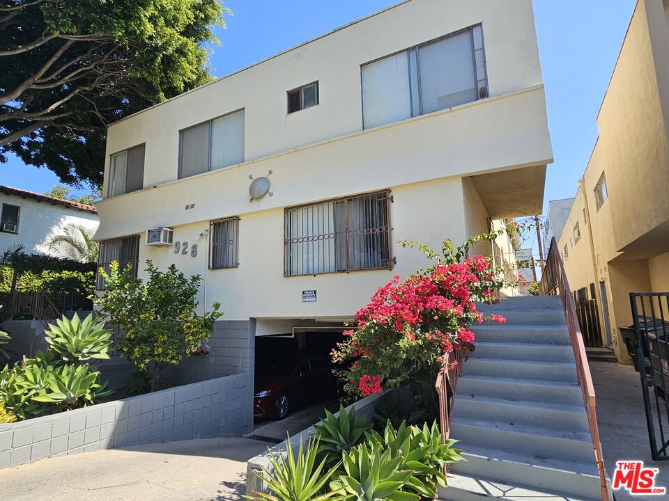 928 N Ogden Dr Unit: 1