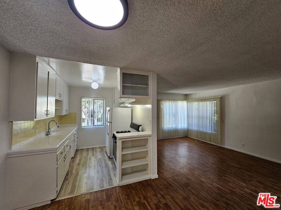 928 N Ogden Dr Unit: 1