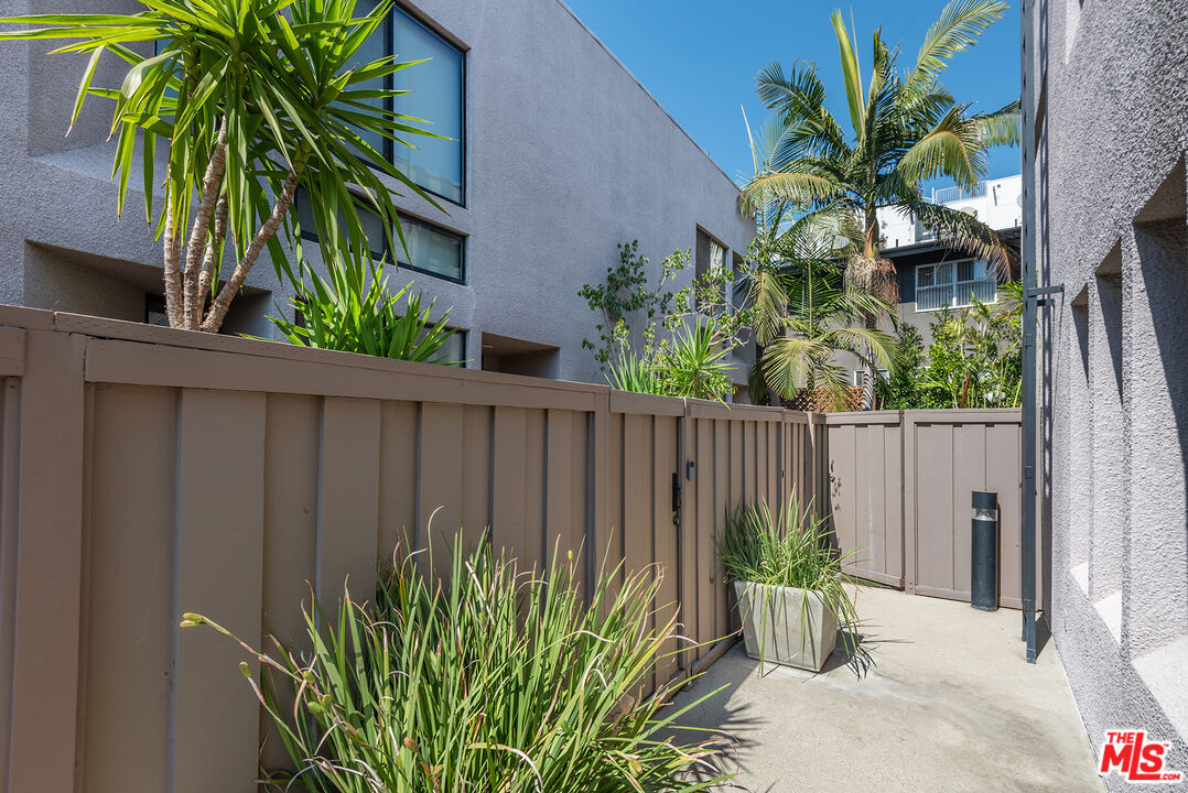 1327 Havenhurst Dr Unit: 8