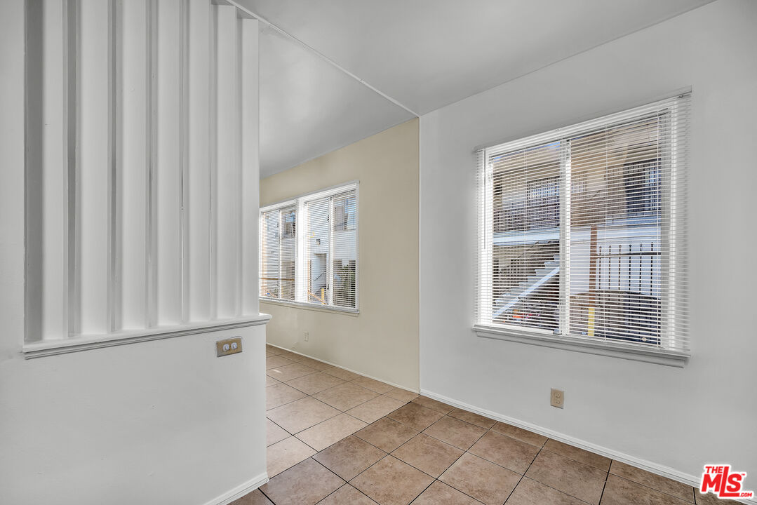 635 N Ardmore Ave Unit: 5
