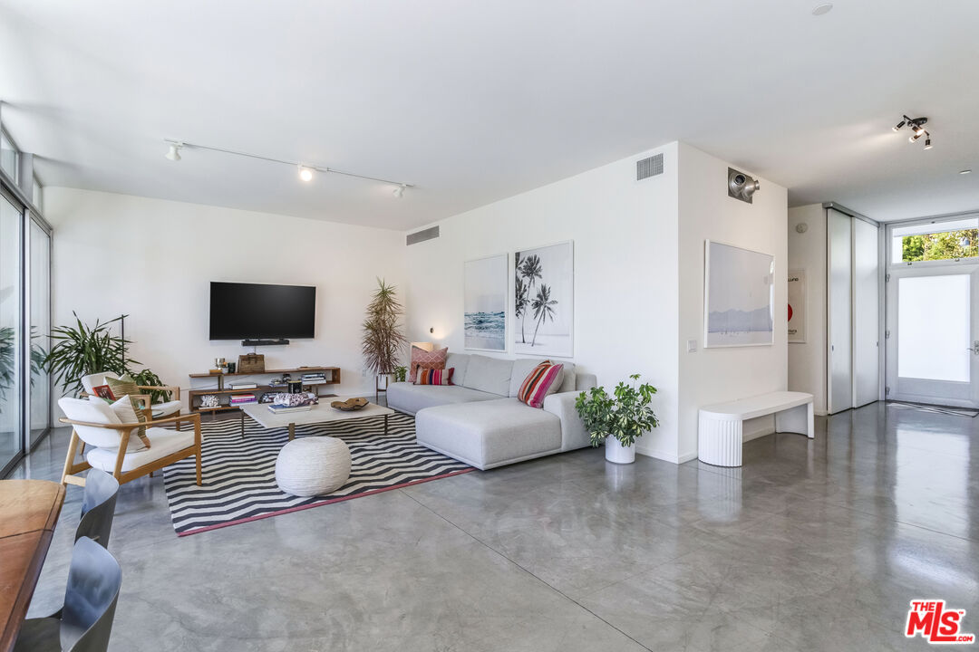 901 Hancock Ave Unit: 206