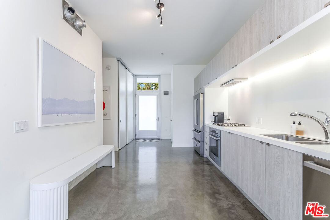901 Hancock Ave Unit: 206