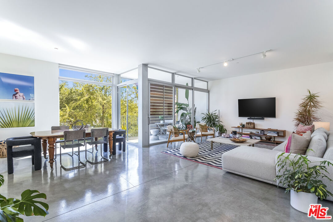 901 Hancock Ave Unit: 206